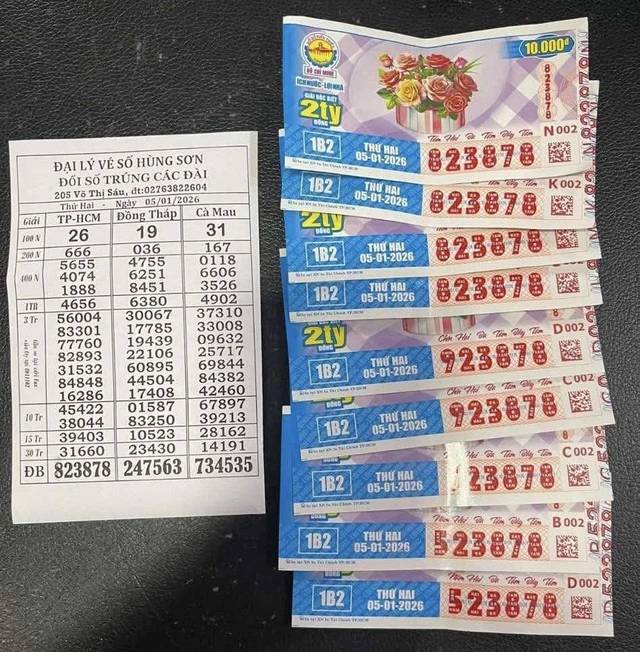 Những tờ vé số thuộc đài TP.HCM trúng giải sau khi có kết quả xổ số miền Nam ngày 5 tháng 1