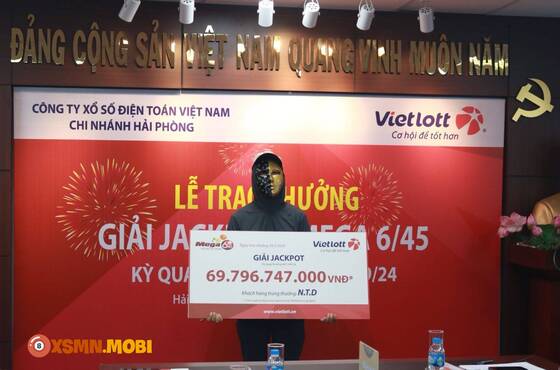 Vietlott tổ chức trao thưởng Jackpot Mega 6/45 gần 70 tỷ đồng cho Anh D. Vietlott tổ chức trao thưởng Jackpot Mega 6/45 gần 70 tỷ đồng cho Anh D.